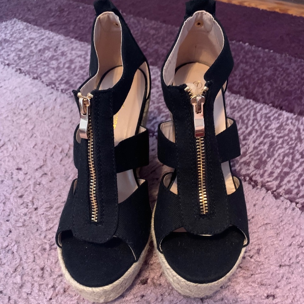 Black wedges